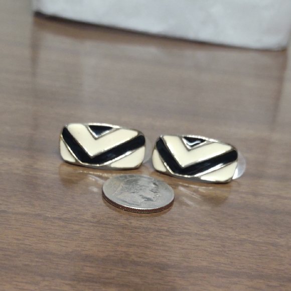 unbranded Jewelry - Chevron Pattern Cream and Black Post Earrings
